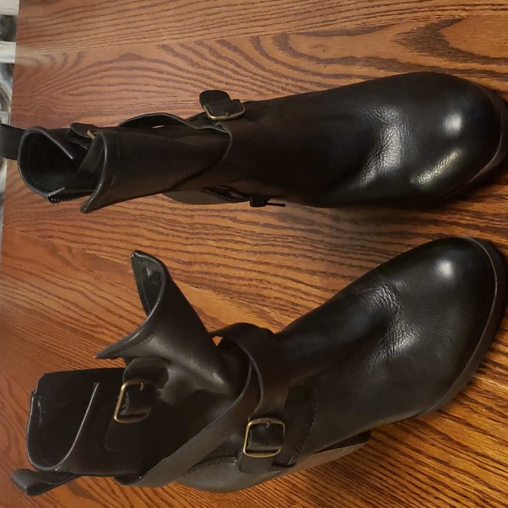 Lucky black leather boots